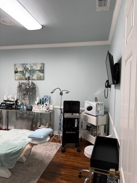 More Photos Of 600 S Harbor Ct, Granbury Office For Lease