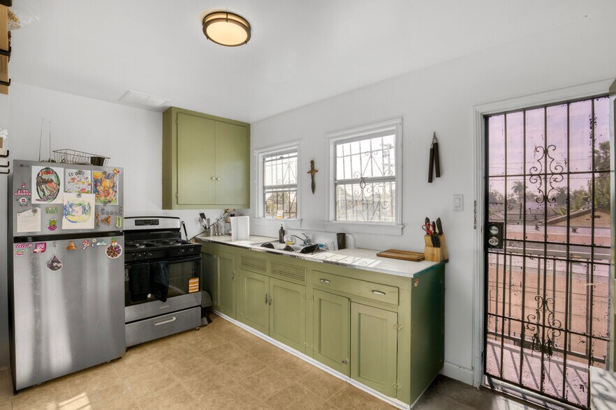 More Photos Of 300 E 55th St, Los Angeles Apartments For Sale