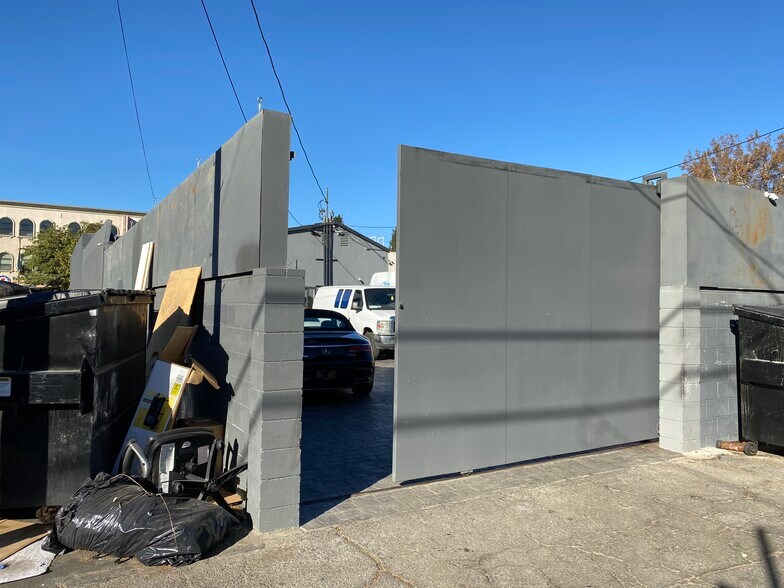 More Photos Of 7234 Owensmouth Ave, Canoga Park Freestanding For Lease