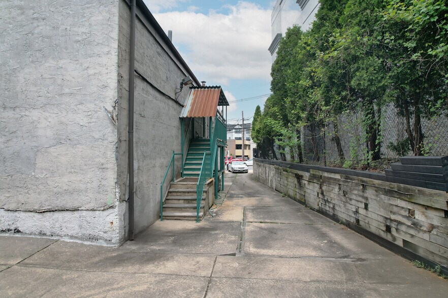 More Photos Of 560 Main St, Fort Lee Freestanding For Sale