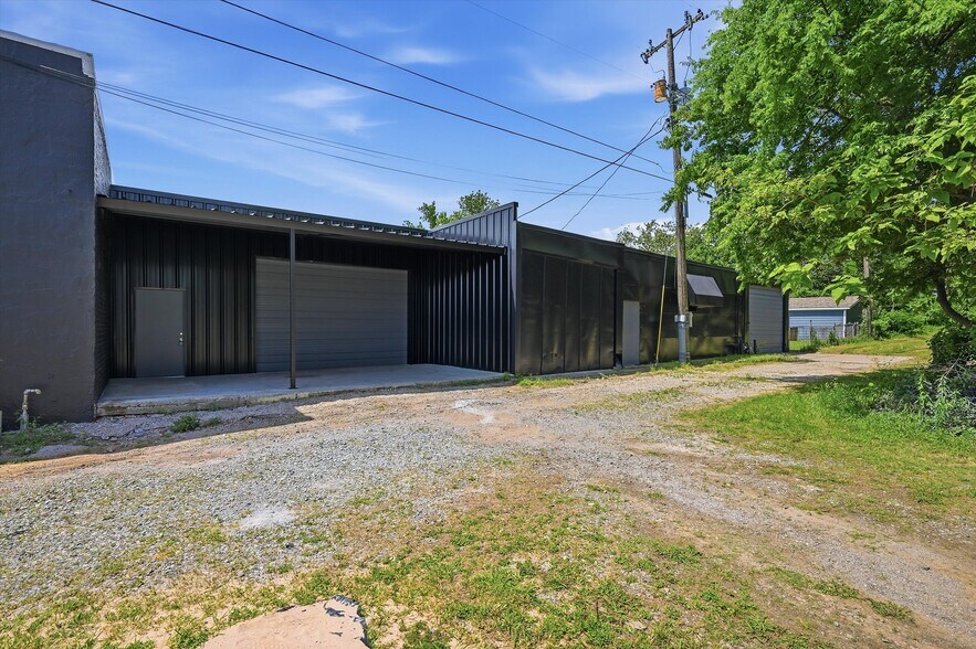 More Photos Of 613 S Armstrong Ave, Denison Warehouse For Sale