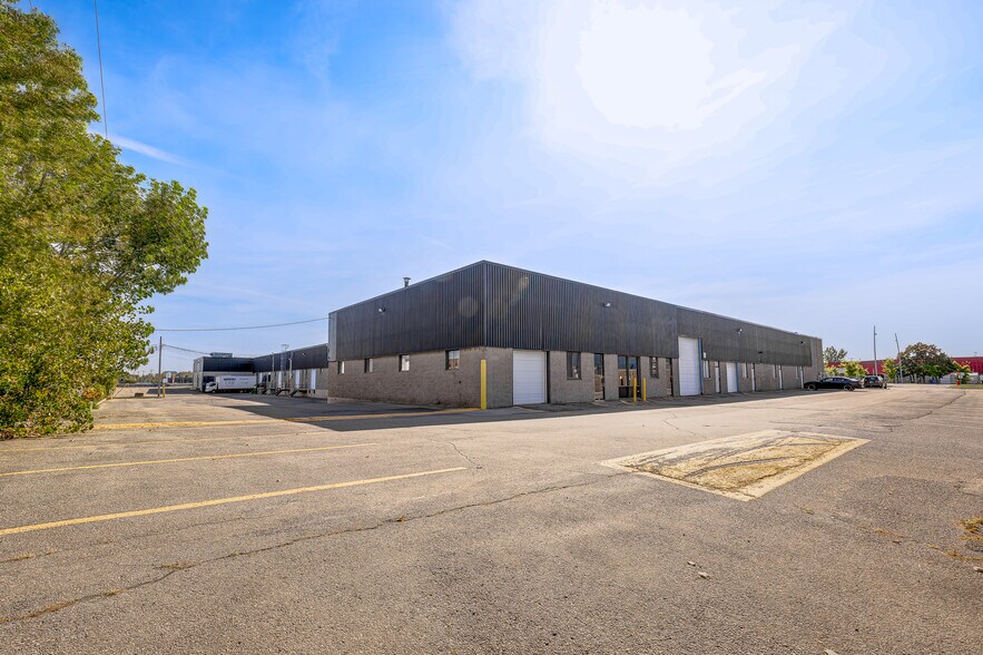 More Photos Of 2789-2855 Boul Le Corbusier, Laval Warehouse For Lease