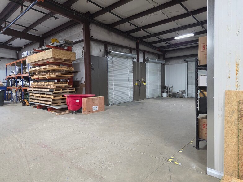More Photos Of 318 Bell Park Dr, Woodstock Distribution For Lease