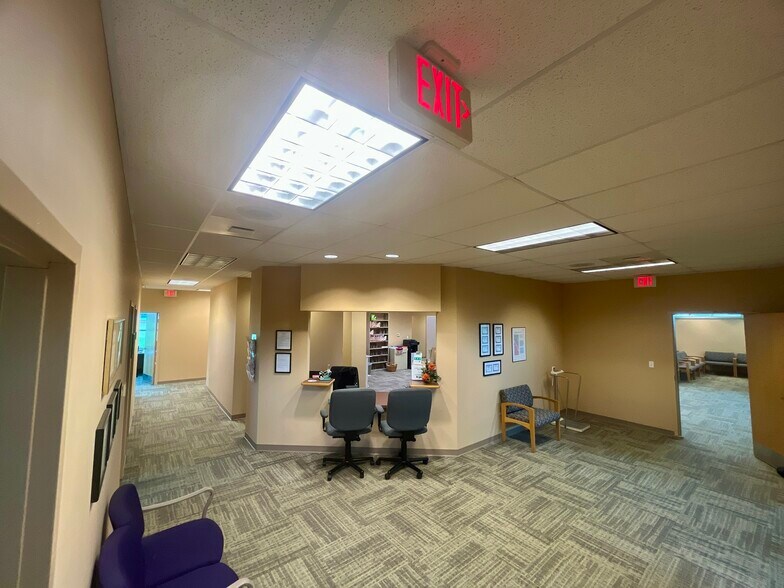 More Photos Of 803 Illini Dr, Clinton Office For Sale