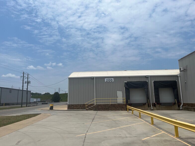 More Photos Of 100 Industrial Dr, Cartersville Manufacturing For Lease
