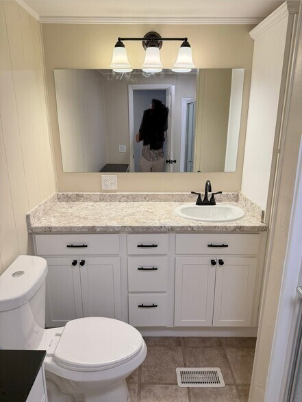 More Photos Of 400 W 5th St, Adel General Retail For Lease