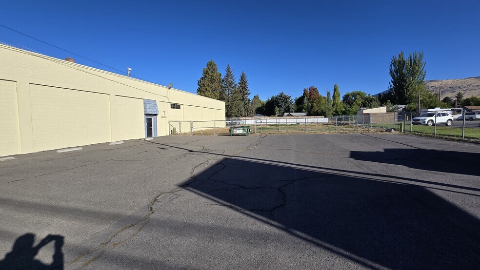 More Photos Of 4609 S 6th St, Klamath Falls Storefront For Sale