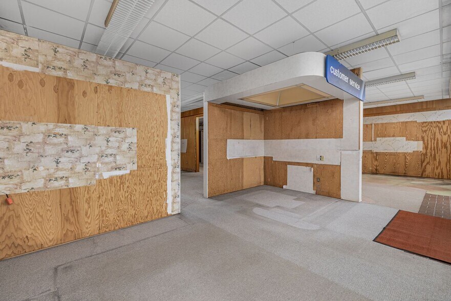 More Photos Of 585 Warren Ave, East Providence Storefront Retail Office For Sale