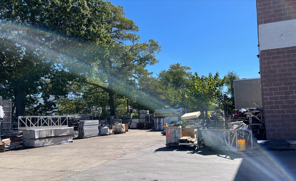 More Photos Of 21 Deforest St, Amityville Warehouse For Lease