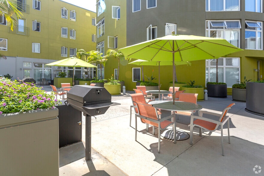 More Photos Of 900 F St, San Diego Apartments For Lease