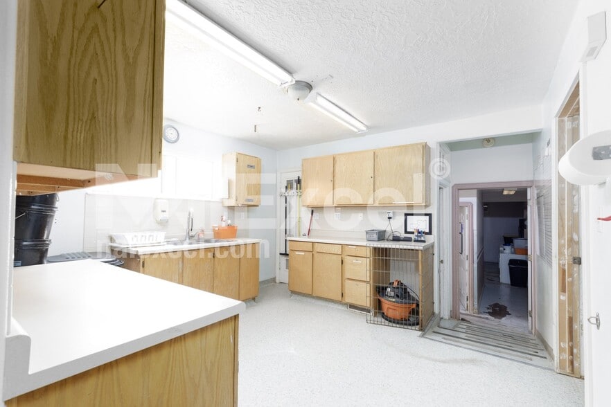 More Photos Of 1545 W State St, Hurricane Veterinarian Kennel For Sale