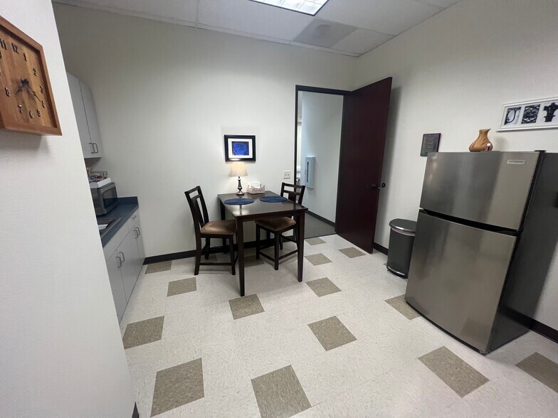 More Photos Of 2000-2090 S Eagle Rd, Meridian Office For Sale