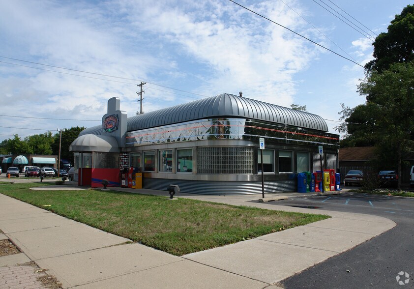Primary Photo Of 2211 S Cedar St, Lansing Restaurant For Sale
