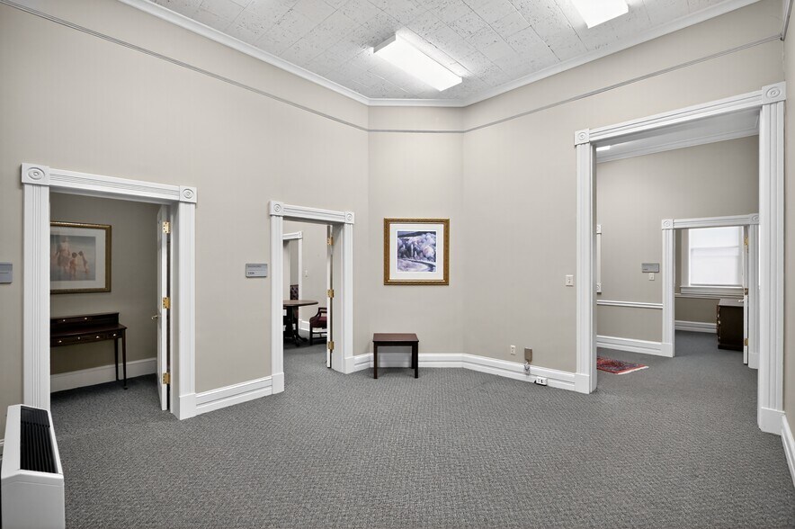 More Photos Of 38 Rouss Ave, Winchester Bank For Sale