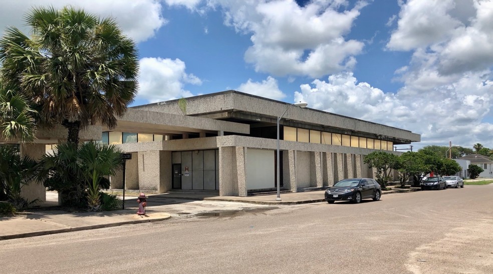 Primary Photo Of 422 E Avenue B, Robstown Medical For Lease