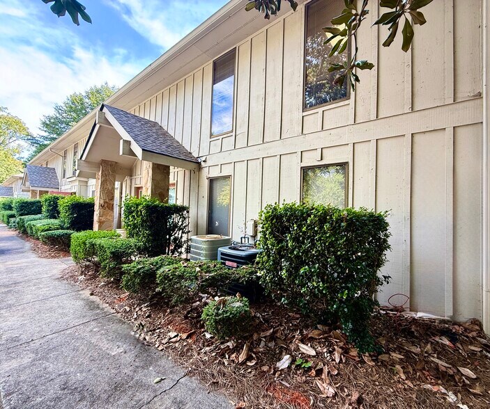 More Photos Of 11285 Elkins Rd, Roswell Office Residential For Lease