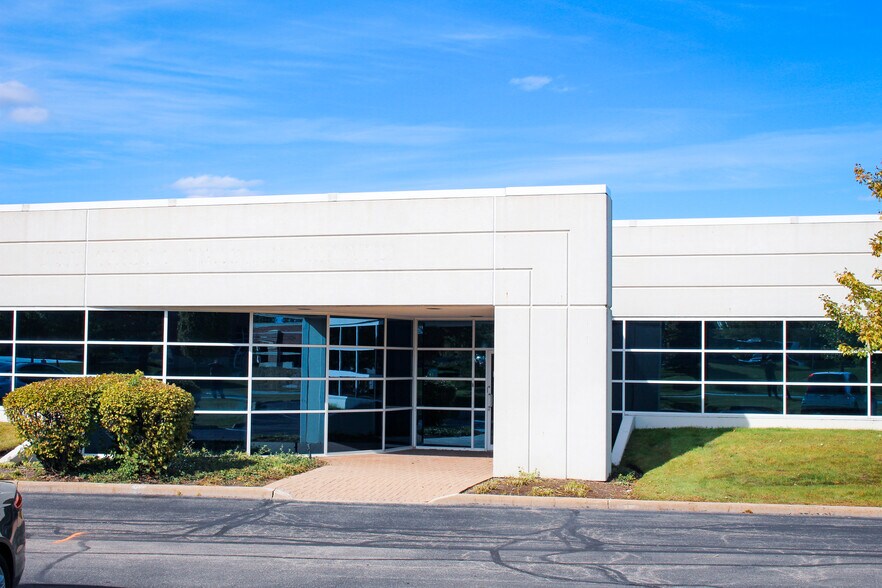 More Photos Of 1555 Bond St, Naperville Office For Lease