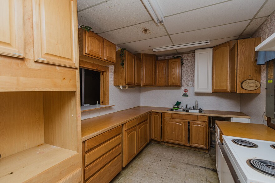 More Photos Of 5110 S Hydraulic St, Wichita Freestanding For Sale