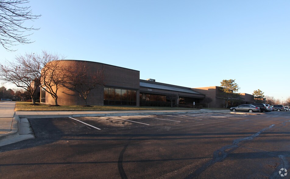 More Photos Of 15303-15335 W 95th St, Lenexa Light Distribution For Lease