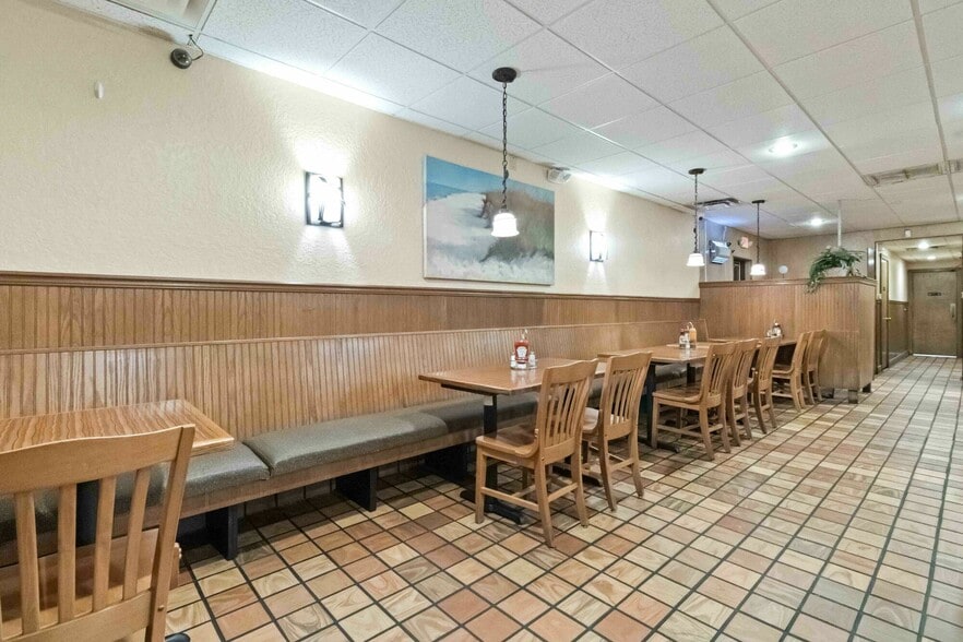 More Photos Of 1552 W King St, Cocoa Restaurant For Sale