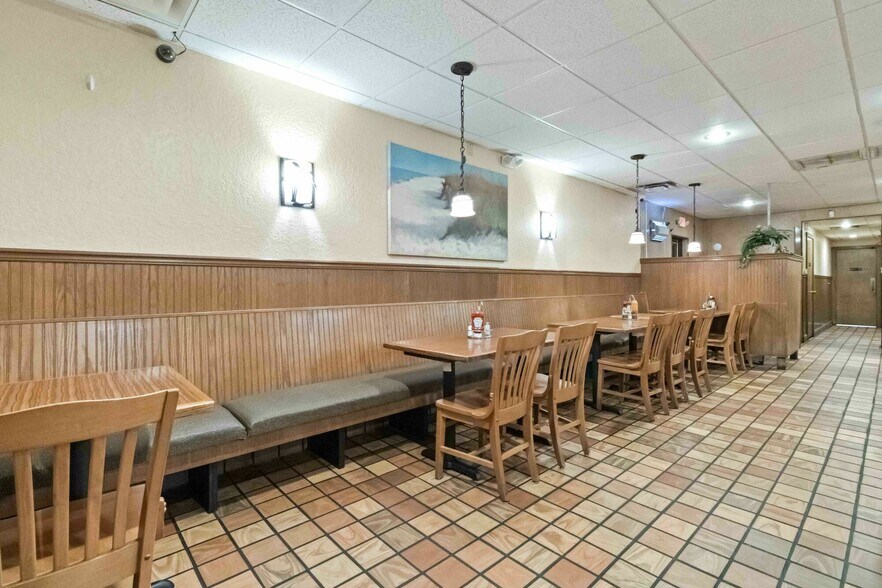 More Photos Of 1552 W King St, Cocoa Restaurant For Sale