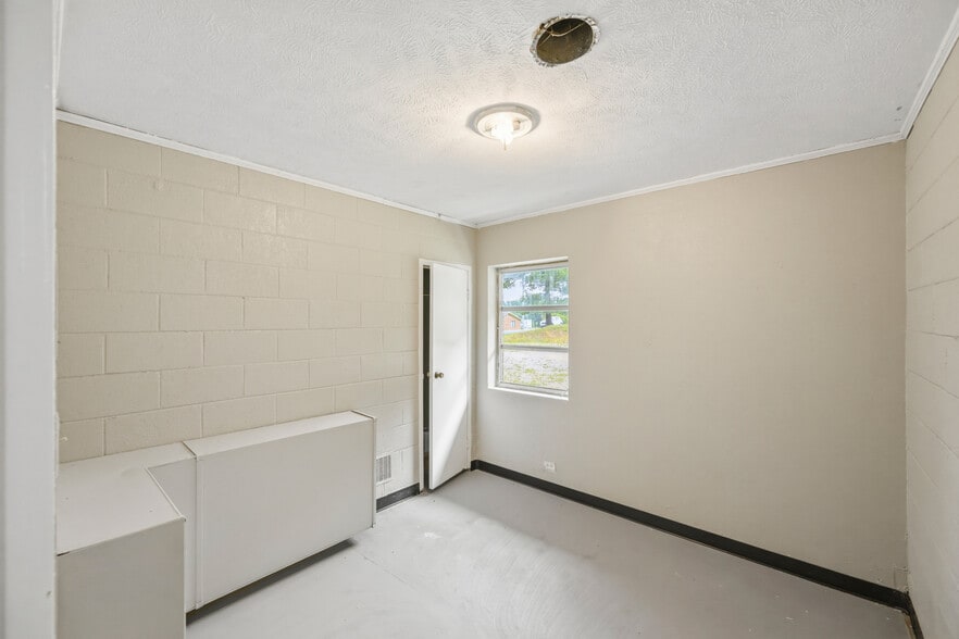 More Photos Of 105 Kentucky Ave S, Parsons Light Distribution For Sale