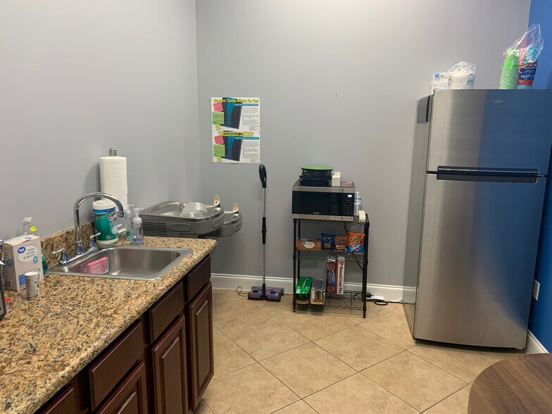 More Photos Of 8810 Commodity Cir, Orlando Showroom For Lease