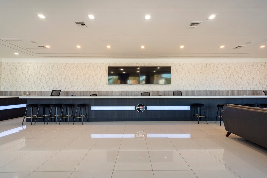 More Photos Of 2980 W Oakland Park Blvd, Oakland Park Showroom For Lease