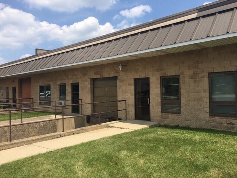 More Photos Of 455-457 S Dartmoor Dr, Crystal Lk, Crystal Lake Warehouse For Lease