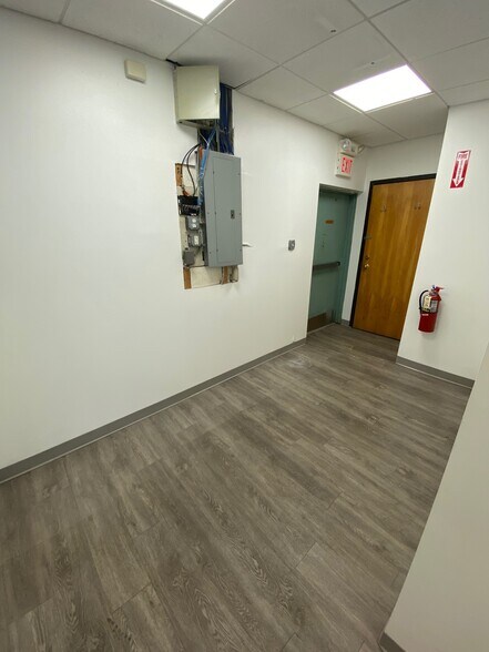 More Photos Of 297-307 S Willow St, Manchester Freestanding For Lease