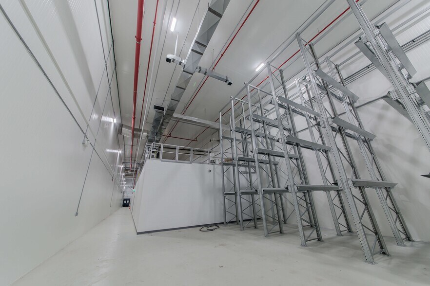 More Photos Of 516 John St N, Aylmer Manufacturing For Lease