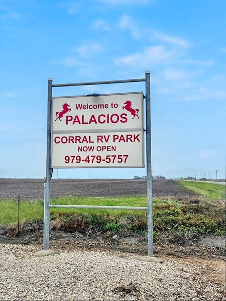 Primary Photo Of 22014 State Highway 35 S, Palacios Trailer Camper Park For Sale