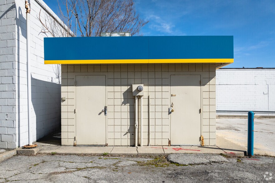 More Photos Of 214 Mechanic, Waterville Convenience Store For Lease