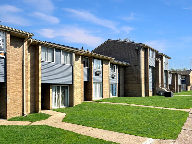 Primary Photo Of 806 Cherry St, Toledo Apartments For Sale