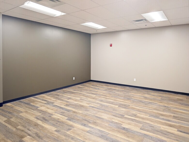 More Photos Of 32 Executive Dr, Hudson Manufacturing For Lease