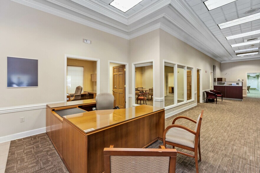 More Photos Of 1997 Capital Cir NE, Tallahassee Bank For Lease