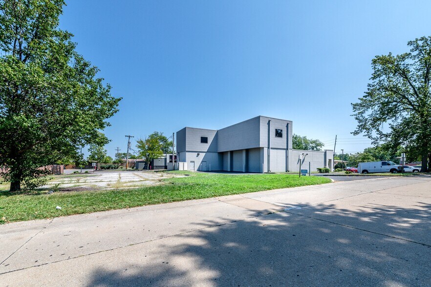 More Photos Of 9345 Olive Blvd, Saint Louis General Retail For Sale
