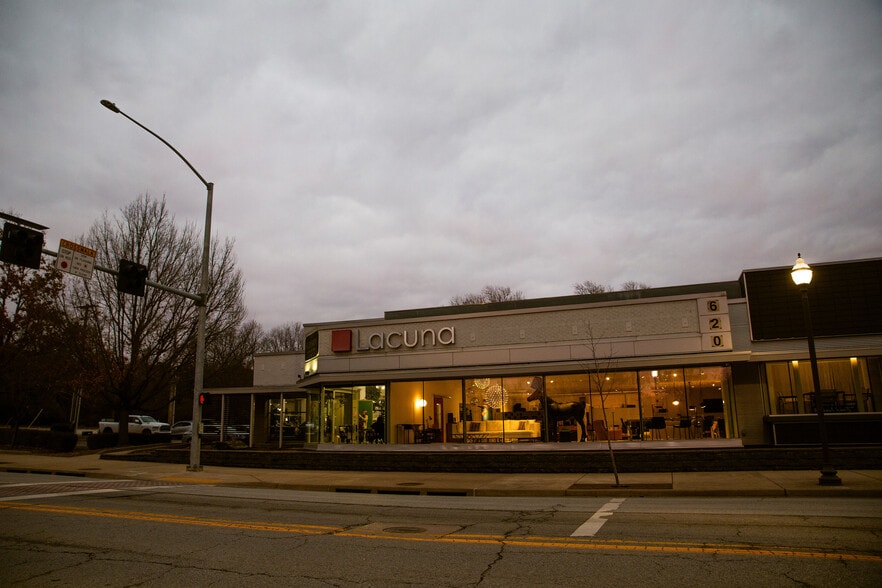 More Photos Of 620 N College Ave, Fayetteville Office For Sale