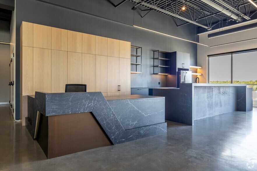 More Photos Of 4700-4702 Rue Louis-B.-Mayer, Laval Showroom For Sale