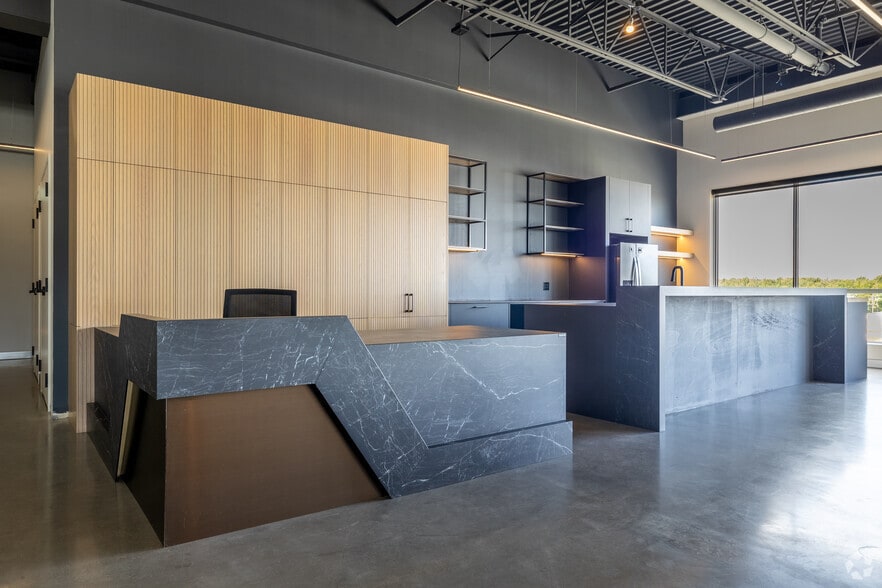 More Photos Of 4700-4702 Rue Louis-B.-Mayer, Laval Showroom For Sale