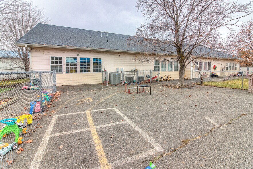 More Photos Of 909 N 21st Ave, Yakima Daycare Center For Sale
