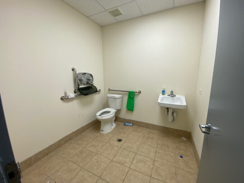 More Photos Of 5140 S Ashland Ave, Chicago Office For Sale