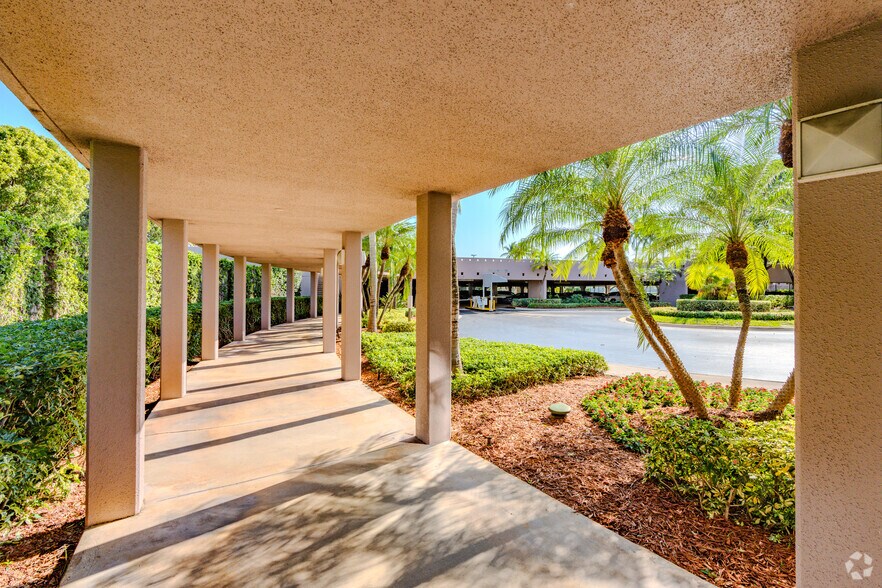 More Photos Of 6505 Waterford District Dr, Miami Office For Lease