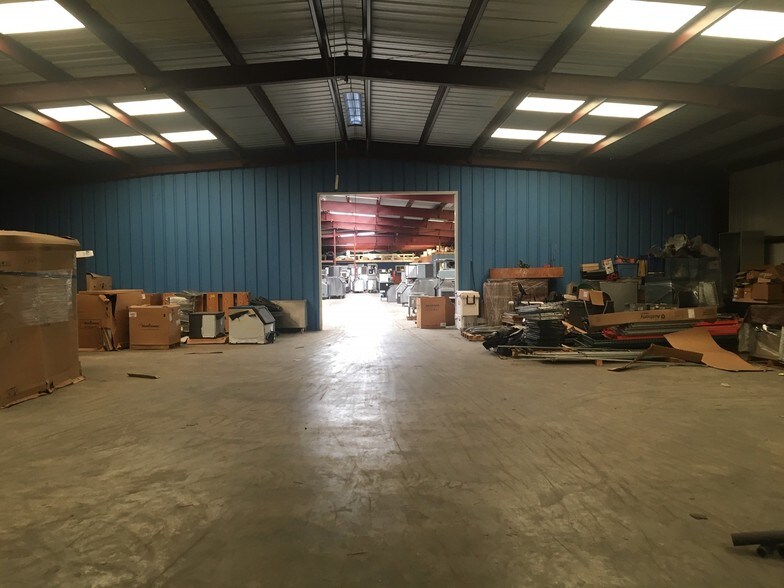 More Photos Of 601 S Meadow Ln, El Campo Warehouse For Lease