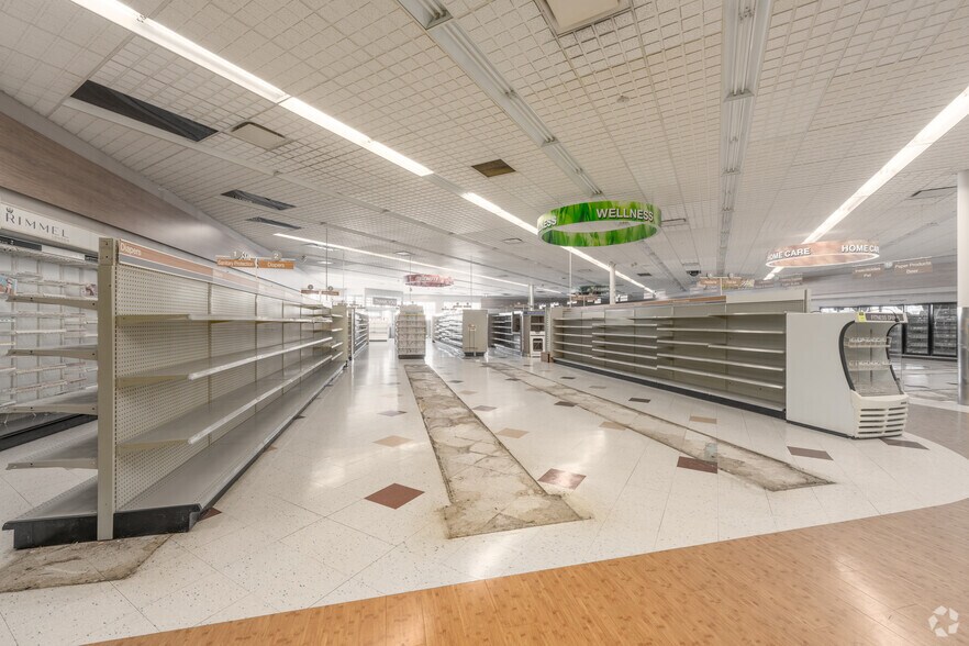 More Photos Of 735 N Water St, Uhrichsville General Retail For Sale