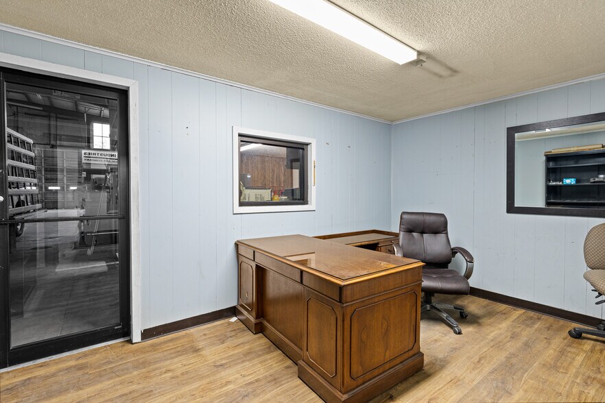 More Photos Of 2100 E Front St, Tyler Flex For Sale