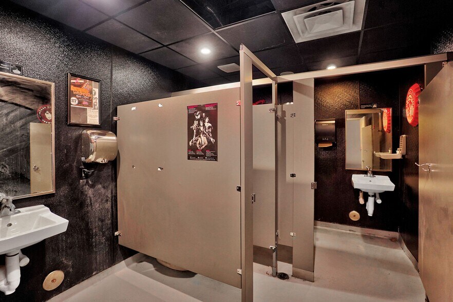 More Photos Of 835-841 NE 3rd Ave, Fort Lauderdale Bar For Sale