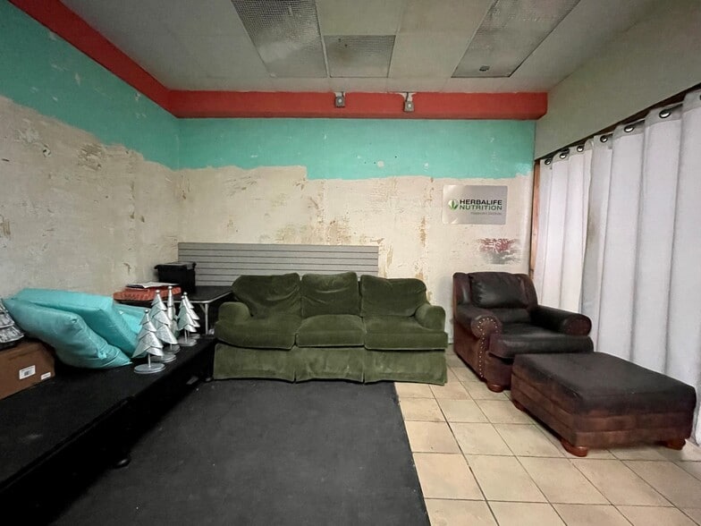 More Photos Of 914-920 S 4th St, Chickasha Storefront Retail Office For Sale
