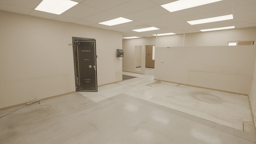 More Photos Of 135 York Street E St, Yorkton Warehouse For Sale