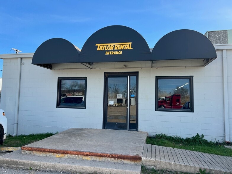 More Photos Of 1624 N 1st St, Garland Light Manufacturing For Sale
